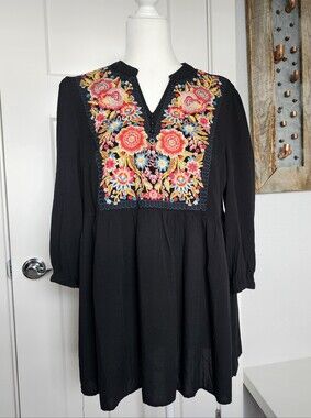 Savannah Jane Embroidered Tunic Top Size Medium